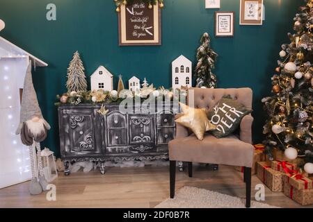 Schöne holdiay Zimmer mit Weihnachtsbaum und mit Geschenken darunter dekoriert. Verschiedene Einrichtungselemente Stockfoto