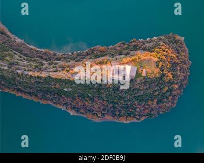 Kloster Sant Pere de Casserres bei Sonnenuntergang. Das Kloster ist vom Fluss Ter umgeben. Stockfoto