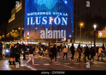 Barcelona, Spanien. Dezember 2020. Menschen, die durch den Hauptplatz Plaza Catalunya laufen, beleuchtet mit Weihnachtslichtern. Kredit: Dino Geromella / Alamy Live Nachrichten Stockfoto