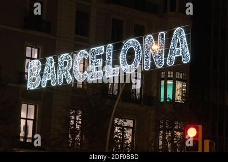 Barcelona, Spanien. Dezember 2020. Großes LED-Straßenschild mit dem Namen Barcelona als Weihnachtsdekoration auf der Hauptstraße zur Zeit der Beschränkungen. Kredit: Dino Geromella / Alamy Live Nachrichten Stockfoto