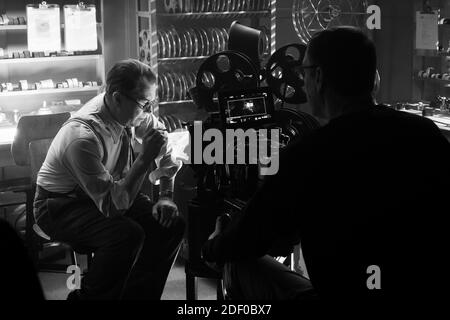 VERÖFFENTLICHUNG: 4. Dezember 2020 TITEL: Mank STUDIO: Netflix REGIE: David Fincher HANDLUNG: Folgt der stürmischen Entwicklung von Orson Welles' ikonischem Meisterwerk Citizen Kane (1941) durch den Drehbuchautor Herman J. Mankiewicz. HAUPTROLLE: GARY OLDMAN am Set hinter den Kulissen. (Bild: © Netflix/Entertainment Pictures) Stockfoto