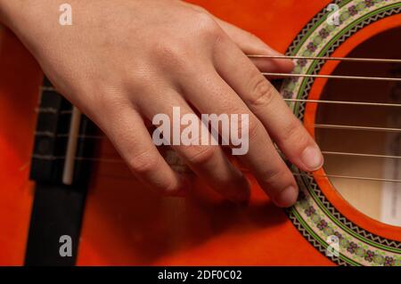 Nahaufnahme von Frau Hand spielen Gitarre. Hochwertige Fotos Stockfoto