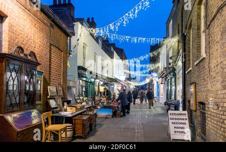 Weihnachtsbeleuchtung in Hampstead bei Nacht London Großbritannien Stockfoto