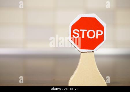 Das Stoppschild mit der Wand im Hintergrund Stockfoto