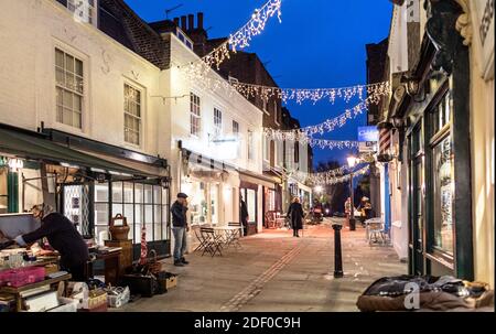 Weihnachtsbeleuchtung in Hampstead bei Nacht London Großbritannien Stockfoto