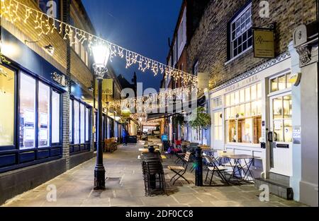 Weihnachtsbeleuchtung in Hampstead bei Nacht London Großbritannien Stockfoto