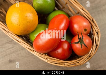 Frisches Obst und Gemüse in einem Weidenkorb Stockfoto