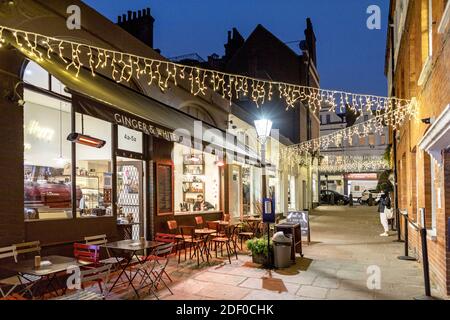 Weihnachtsbeleuchtung in Hampstead bei Nacht London Großbritannien Stockfoto