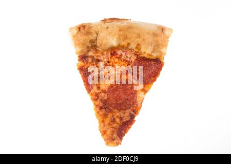 Scheibe Pepperoni Pizza in weißem Hintergrund isoliert Stockfoto