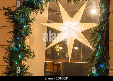 Helsinki, Finnland 30. November 2020 Schaufensterdekoration für das neue Jahr. Hochwertige Fotos Stockfoto