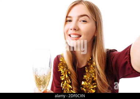 Porträt eines fröhlichen Mädchen, in einem roten Kleid gekleidet, sich abheben, isoliert auf einem weißen Hintergrund. Weihnachten Stockfoto