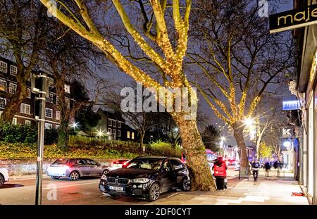 Weihnachtsbeleuchtung in Hampstead bei Nacht London Großbritannien Stockfoto