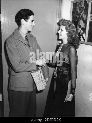 RITA HAYWORTH Candid in den Columbia Studios mit Assistentin aus der Still Department zu der Zeit, als sie machte SIE WAREN NIE LIEBENSWÜRDIGER 1942 Regisseur WILLIAM A. SEITER gowns IRENE Columbia Pictures Stockfoto