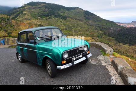 Classic Green Renault Auto geparkt auf Hügel Top Straße Madeira Portugal. Stockfoto