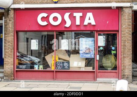 Ein Costa Coffee Shop wurde geschlossen und es wurden Verpackungskartons im vorderen Fenster gelassen. Kredit: Lee Hudson Stockfoto