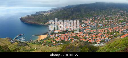Panoramablick auf Machico auf Madeira mit Strandhafen und Flughafen. Stockfoto