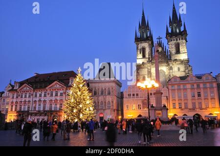 Der Weihnachtsbaum erstrahlt am Altstädter Ring in Prag, Tschechische Republik, 1. Dezember 2020. (CTK-Foto/Martin Hurin) Stockfoto