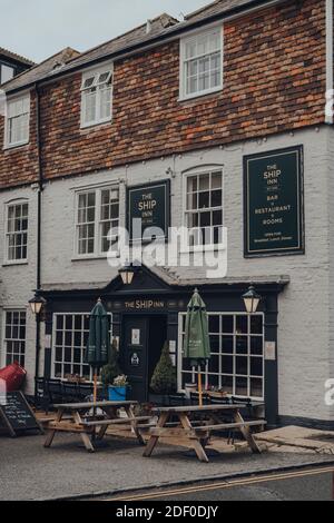 Rye, Großbritannien - 10. Oktober 2020: Aussen- und Eingangsbereich des Ship Inn Pub und Hotelzimmer in Rye, einer der besterhaltenen mittelalterlichen Städte in East Sussex, Stockfoto