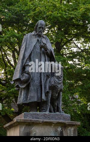 Tennyson Memorial Statue von George Frederic Watts, auf dem Gelände der Lincoln Cathedral, Lincoln, Lincolnshire, Großbritannien. Stockfoto