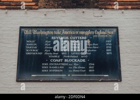 Rye, Großbritannien - 10. Oktober 2020: Schild vor dem Ship Inn Pub und den Hotelzimmern in Rye, einer der besterhaltenen mittelalterlichen Städte in East Sussex, England. Stockfoto