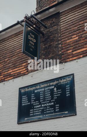 Rye, Großbritannien - 10. Oktober 2020: Schilder vor dem Ship Inn Pub und den Hotelzimmern in Rye, einer der am besten erhaltenen mittelalterlichen Städte in East Sussex, England. Stockfoto