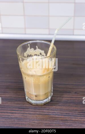 Das Glas Eiskaffee auf einem Holztisch in Die Küche Stockfoto