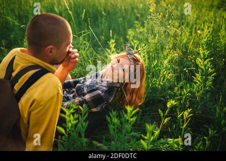 Paar liegt in einem Blumenfeld. Glückliches Paar liegt in einer Blume. Romantik, emotionale und Liebe Szene. Stockfoto