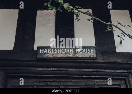 Rye, Großbritannien - 10. Oktober 2020: Schild am Eingang eines alten Hartshorn-Hauses im Tudor-Stil in der Mermaid Street in Rye, einem der am besten erhaltenen mittelalterlichen zu Stockfoto