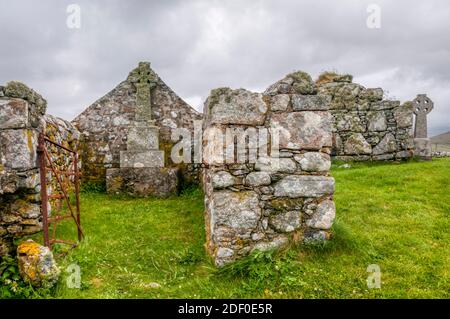 Überreste einer frühen Kapelle in Howmore oder Tobha Mor auf South Uist in den Äußeren Hebriden. Stockfoto