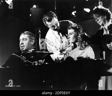 CHARLES LAUGHTON als König Herodes und RITA HAYWORTH am Set offen mit Make Up man BOB SCHIFFER und Friseur FLORA JAYNES während der Dreharbeiten zu SALOME 1953 Regisseur WILLIAM DIETERLE Geschichte Jesse Lasky Jr. und Harry kleiner Kleider Jean Louis Produzenten Buddy Adler und Rita Hayworth The Beckworth Corporation / Columbia Bilder Stockfoto