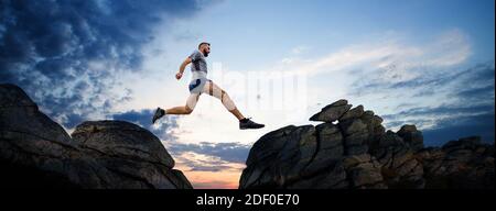 Banner des Menschen zwischen Klippen springen Erfolgskonzept Stockfoto
