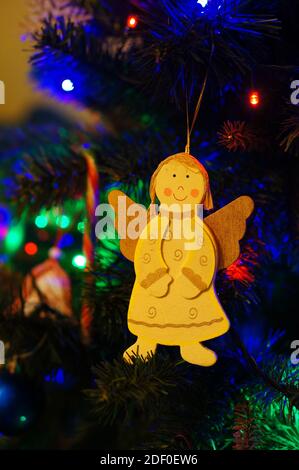 Eine hölzerne Winkelverzierung, die an einem Weihnachtsbaum hängt Stockfoto