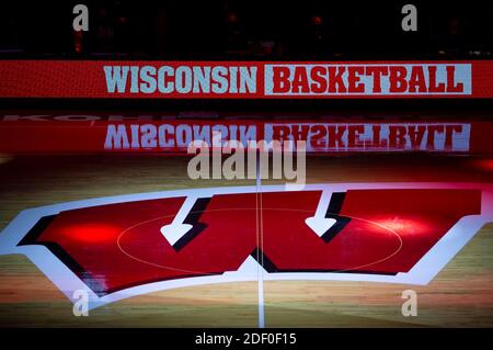 1. Dezember 2020: 2020: Ein Bild des Wisconsin-Logos auf dem halben Platz vor dem NCAA-Basketballspiel zwischen dem Green Bay Phoenix und den Wisconsin Dachsen im Kohl Center in Madison, WI. John Fisher/CSM Stockfoto