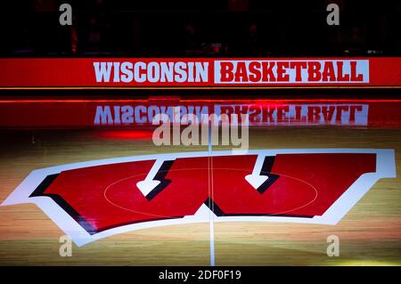 1. Dezember 2020: 2020: Ein Bild des Wisconsin-Logos auf dem halben Platz vor dem NCAA-Basketballspiel zwischen dem Green Bay Phoenix und den Wisconsin Dachsen im Kohl Center in Madison, WI. John Fisher/CSM Stockfoto