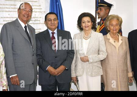 FILE PHOTO - Französisch Präsident Jacques Chirac, Ägypten 's Hosni Mubarak und First Lady Suzanne Mubarak und Frankreichs First Lady Bernadette Chirac besuchen die Einweihung der Französisch-ägyptischen Universität in Shoruk, östlich von Kairo, Ägypten, am 20. April 2006. Jacques Chirac und Hosni Mubarak eröffnen eine neue französisch-ägyptische Universität, die jedes Jahr an etwa 350 Studenten in beiden Ländern gültige Diplome vergibt. Foto von Thierry Orban/ABACAPRESS.COM Stockfoto