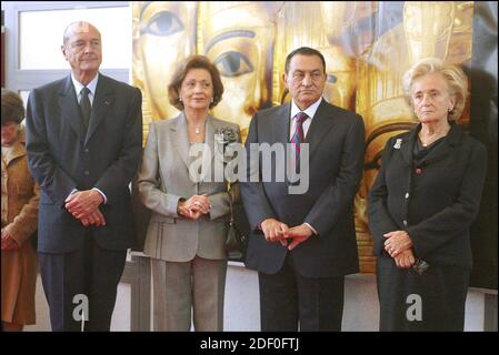 FILE PHOTO - der französische Präsident Jacques Chirac mit seiner Frau First Lady Bernadette Chirac und der ägyptische Präsident Hosni Mubarak mit seiner Frau Susan eröffnen am 13. Oktober 2004 die Ausstellung "Pharaon" im IMA (Arab World Institute) in Paris, Frankreich. Foto von ABACA. Stockfoto