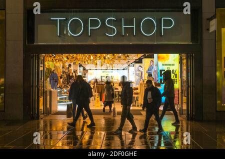 Topshop in der Oxford Street bei Nacht im Regen. London Stockfoto