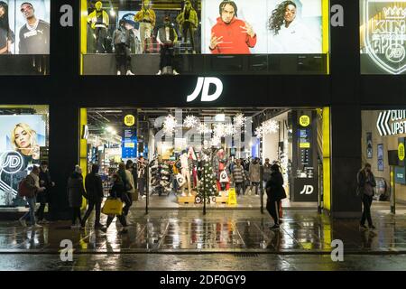 JD Sports Geschäft in der Oxford Street bei Regen in der Nacht. London Stockfoto