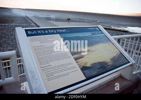 Ein Hinweisschild am Badwater Basin, dem niedrigsten Höhenpunkt in den USA, im Death Valley, Kalifornien. Stockfoto