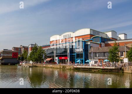 Blick über Lincoln's Brayford Waterfront in Richtung Odeon Kino, Brayford Pool, Lincoln, Lincolnshire, Großbritannien. Stockfoto