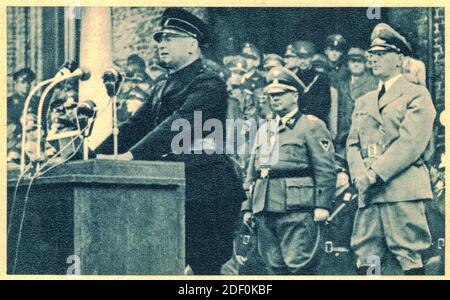 Niederländische Freiwillige im deutschen Dienst. NSB-Führer Anton Mussert während seiner Rede vor dem ersten Bataillon des WA Volunteer Regiments. Von links nach rechts Stockfoto