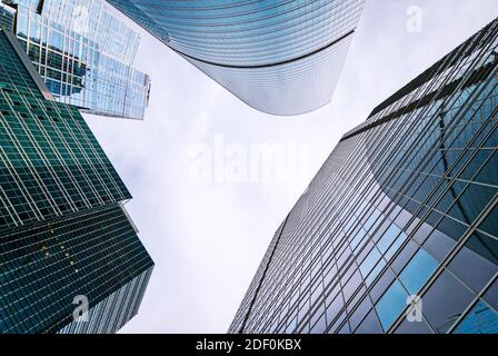 Von unten nach oben Blick auf Moskau Stadt Wolkenkratzer, Geschäftsviertel Glastürme Rahmen Stockfoto