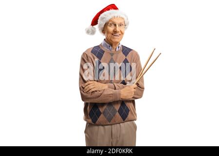 Lächelnder älterer Mann, der einen weihnachtsmannhut trägt und hält Ein Paar Drumsticks isoliert auf weißem Hintergrund Stockfoto