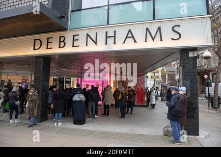 02 Dezember 2020. London, Großbritannien. Einkäufer Schlange vor Debenhams Kaufhaus in der Oxford Street, nachdem es angekündigt, ein Feuer Verkauf, um den Bestand loszuwerden. Das Unternehmen belief sich gestern war es, alle seine britischen Filialen mit den bis zu 12,000 Arbeitsplatzverlusten zu schließen. Foto von Ray Tang Stockfoto