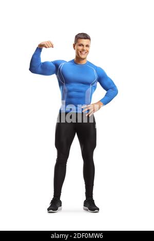 In voller Länge Porträt eines fit muskulösen Mann in Leggings Biegende Armmuskeln isoliert auf weißem Hintergrund Stockfoto