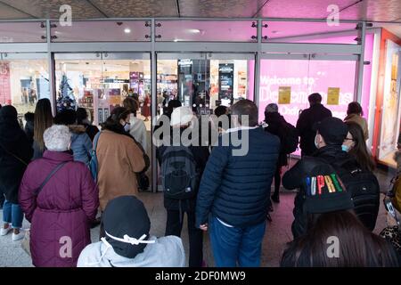 02 Dezember 2020. London, Großbritannien. Einkäufer Schlange vor Debenhams Kaufhaus in der Oxford Street, nachdem es angekündigt, ein Feuer Verkauf, um den Bestand loszuwerden. Das Unternehmen belief sich gestern war es, alle seine britischen Filialen mit den bis zu 12,000 Arbeitsplatzverlusten zu schließen. Foto von Ray Tang Stockfoto