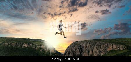 Banner des Menschen zwischen Klippen springen Erfolgskonzept Stockfoto
