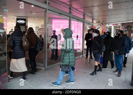 02 Dezember 2020. London, Großbritannien. Einkäufer Schlange vor Debenhams Kaufhaus in der Oxford Street, nachdem es angekündigt, ein Feuer Verkauf, um den Bestand loszuwerden. Das Unternehmen belief sich gestern war es, alle seine britischen Filialen mit den bis zu 12,000 Arbeitsplatzverlusten zu schließen. Foto von Ray Tang Stockfoto