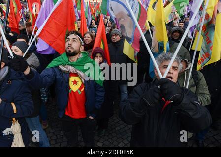 Pro-kurdische Demonstranten fordern Gerechtigkeit bei einer Demonstration in Paris, Frankreich, am 11. Januar 2020, zu Ehren der drei kurdischen Aktivistinnen Sakine Cansiz, Fidan Dogan und Leyla Soylemez, die am 10. Januar 2013 im Kurdistan Informationszentrum im 10. Bezirk von Paris tot aufgefunden wurden. Foto von Georges Darmon/Avenir Pictures/ABACAPRESS.COM Stockfoto