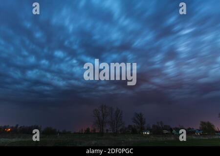 Vor schwerem Sturm, dunkler Wolkenhimmel über dem Dorf Stockfoto